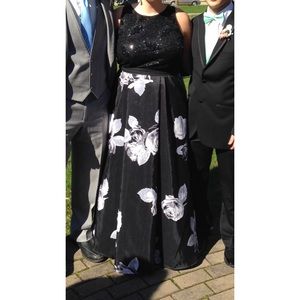 BLACK AND WHITE SPARKLY PROM DRESS. Size 14/16